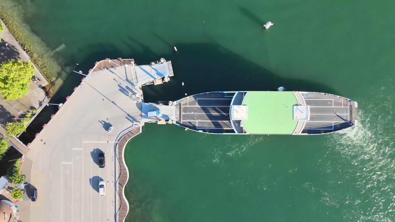 스위스 취리히 호수의 메일렌에서 카 페리 적재 차량의 하향식 공중 드론 샷