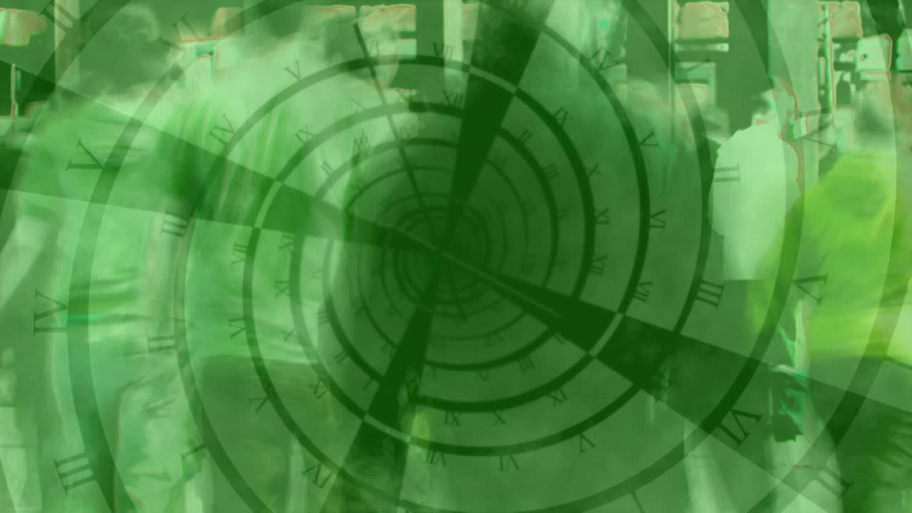 personas caminando con el reloj en primer plano