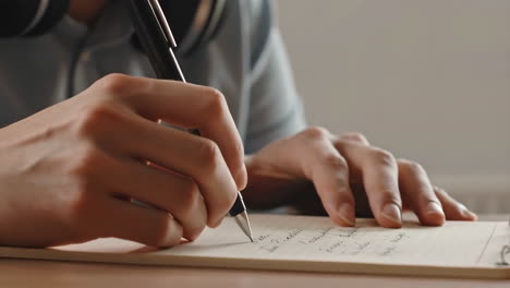 persona que escribe notas en un cuaderno