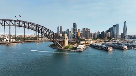 Vista-Aérea-Del-Puente-Del-Puerto-De-Sydney-Panorámica-Hacia-Sydney-CBD-Y-Darling-Harbour-Al-Atardecer,-Australia