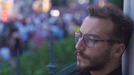 un adolescente pensativo entre la multitud.