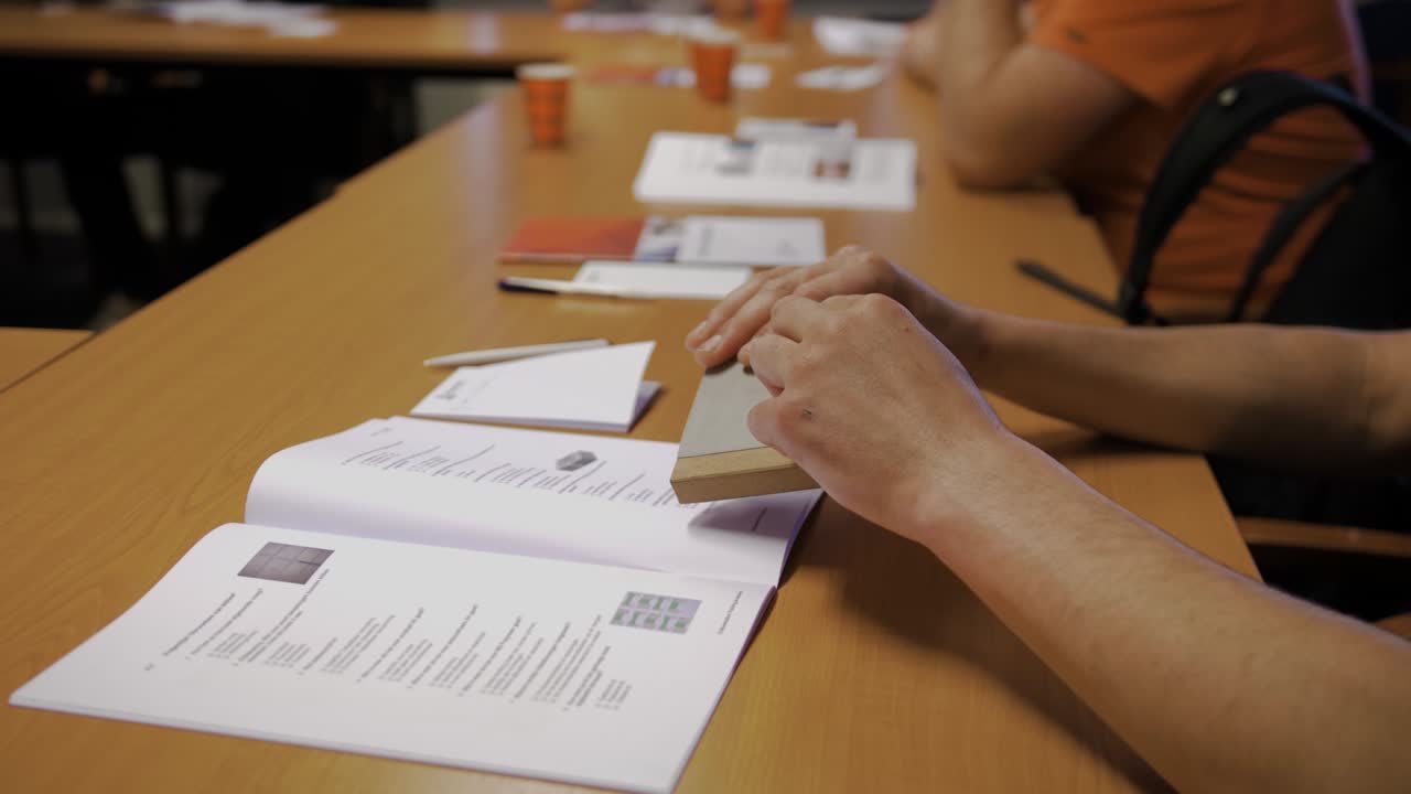 personas que tienen una prueba dentro de una habitación