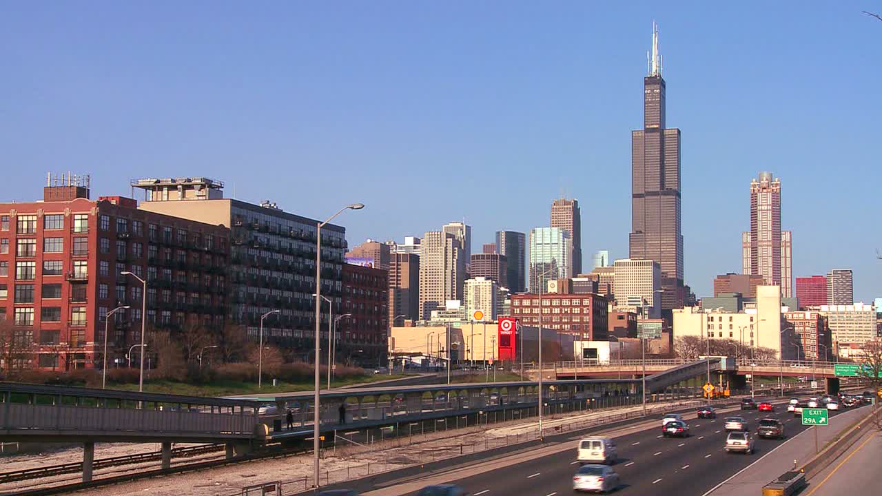 시카고 일리노이로 향하는 고속도로에서 자동차 운전