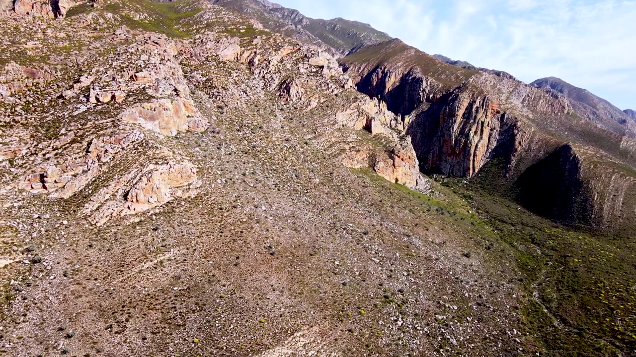 Vista drone del fianco montuoso aspro del Langeberg a Montagu, parte della Cintura di Pieghe del Capo