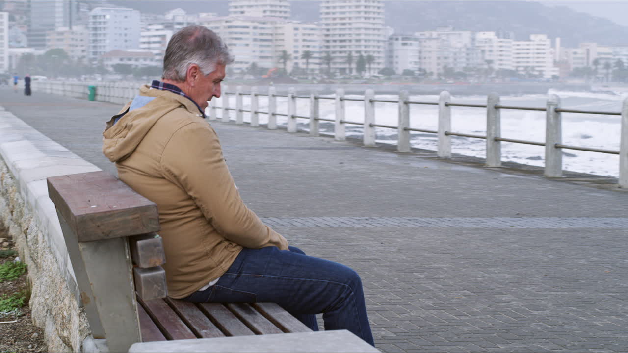 과거 에 대해 생각 하는 것