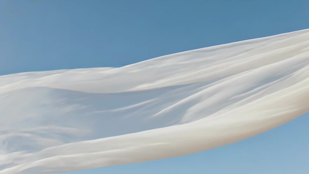 Gran tela blanca translúcida ondeando, balanceándose y retorciéndose en un cielo azul claro, con la brisa provocando su movimiento.