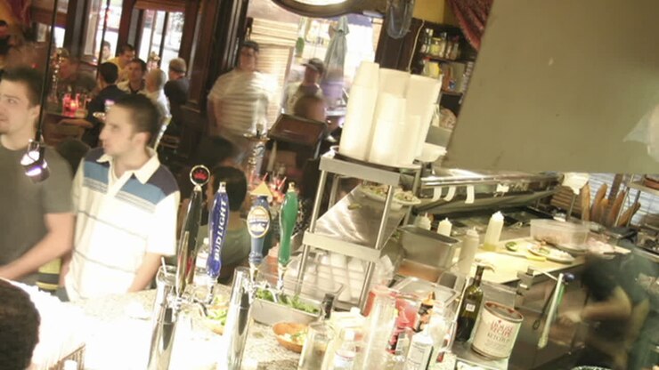 một bức ảnh chụp qua một quán bar bận rộn trong thời gian trôi qua