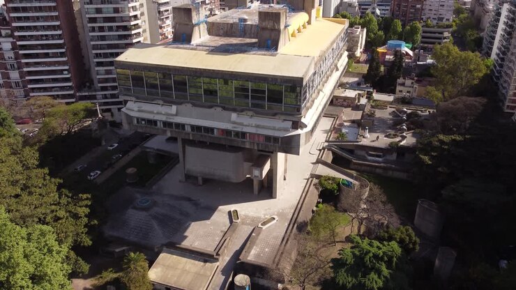 Drone se movendo em direção à Biblioteca Nacional da Argentina, Mariano Moreno.