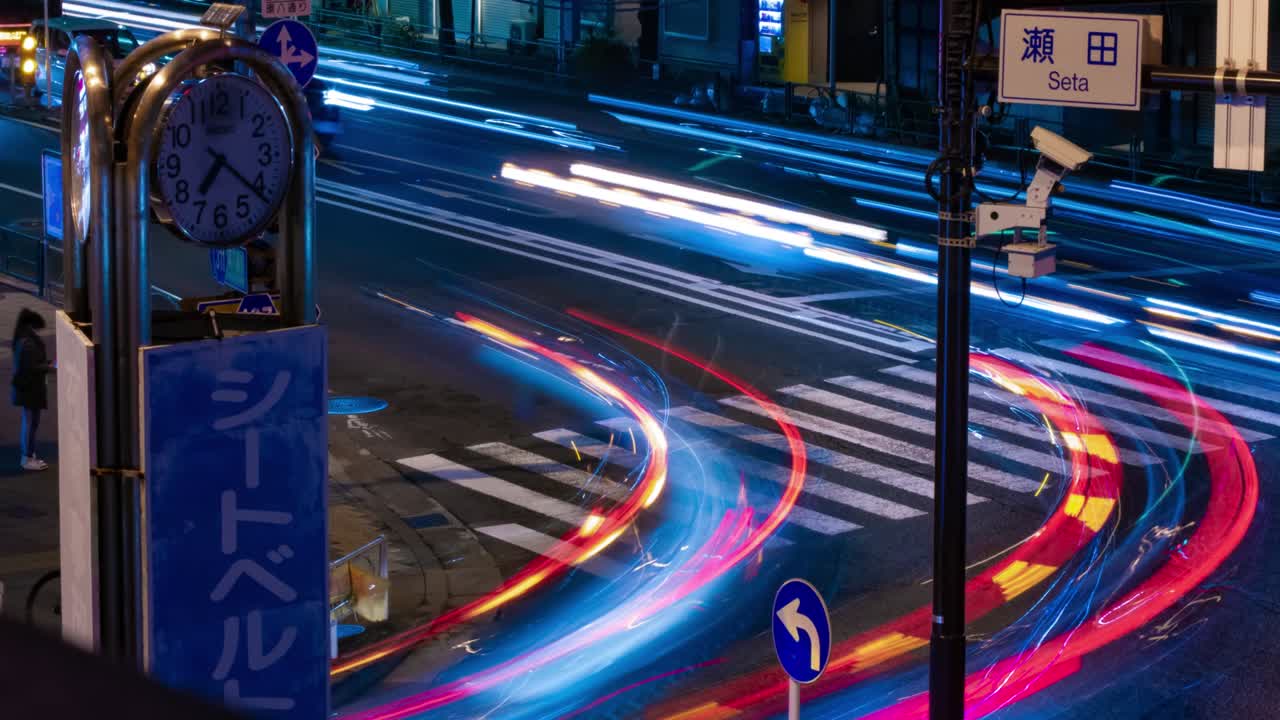 도쿄 시내 거리의 교통체증의 야간 타임스