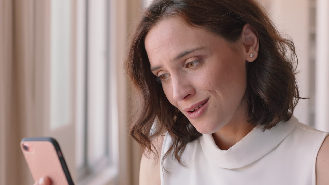 mujer feliz hablando por video usando un teléfono inteligente saludando a su bebé sonriendo disfrutando de hablar por teléfono móvil en casa