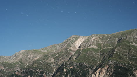 Astro-Noche-Timelapse-Seguimiento-Estrellas-Montañas-Panorámica-Derecha-Tzoumerka-Grecia