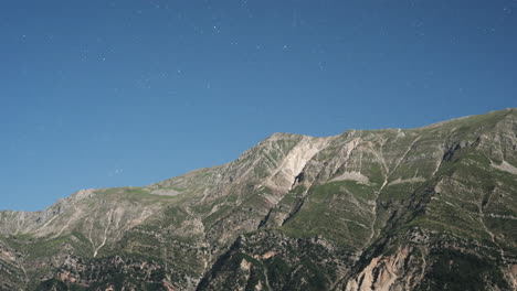 astro noche timelapse seguimiento estrellas montañas panorámica derecha tzoumerka grecia