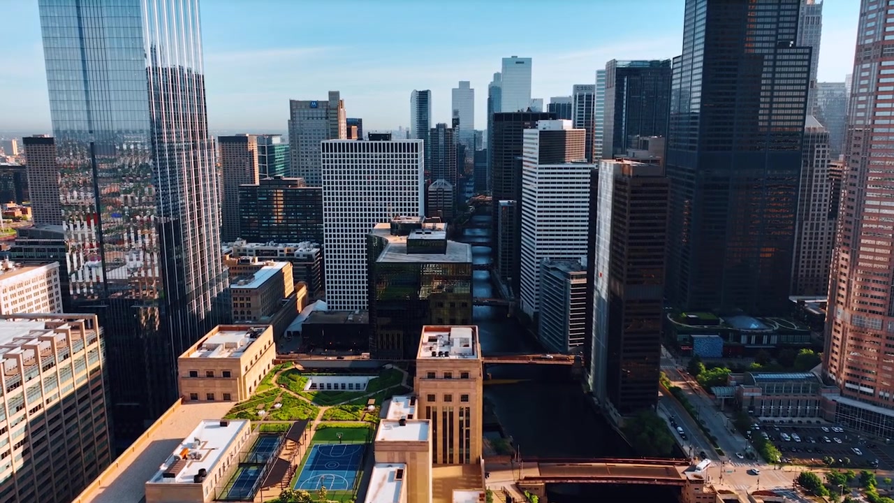 Aiuole verdi e campo da tennis sul tetto dell'edificio. Area relax tra le giungle di cemento e vetro di Chicago, Illinois, Stati Uniti.