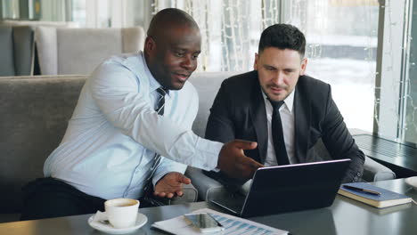 hombres de negocios en una reunión