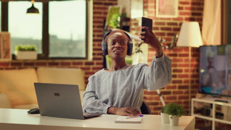 Afroamerikanische-Frau,-Die-Selfies-Macht