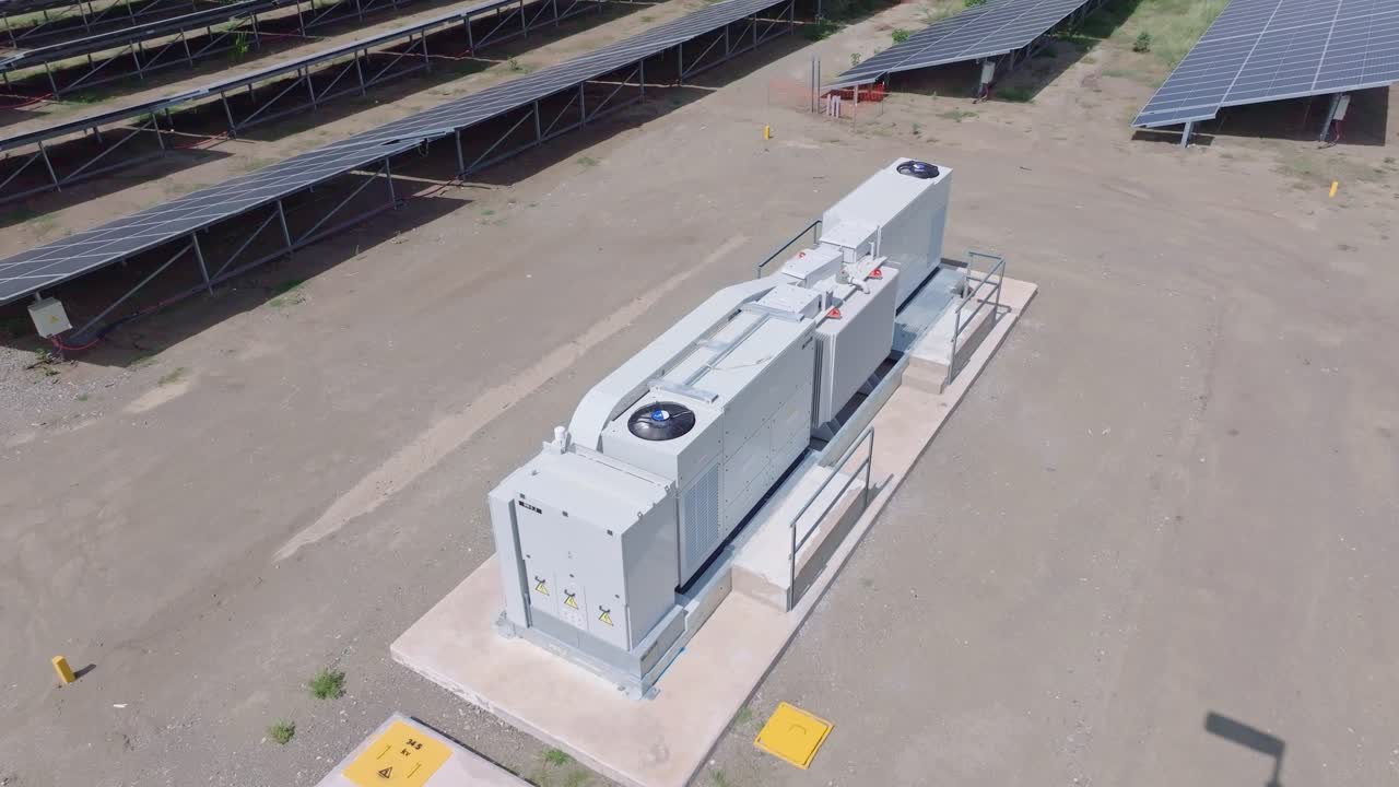 sistema de almacenamiento de baterías en una granja solar rodeada de paneles fotovoltaicos