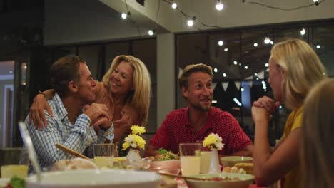 una familia feliz cenando juntos.
