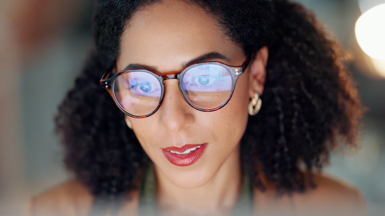 mujer de negocios, lectura e investigación en computadora