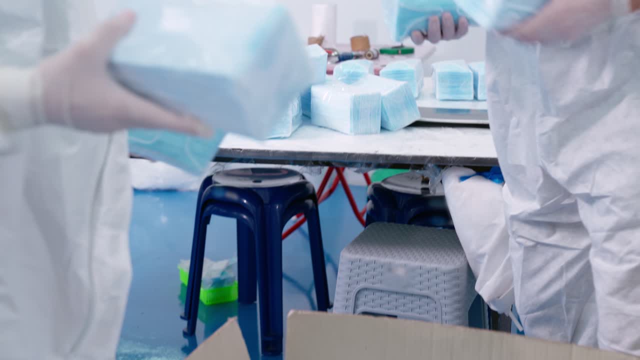 línea de producción de máscaras faciales en una fábrica moderna