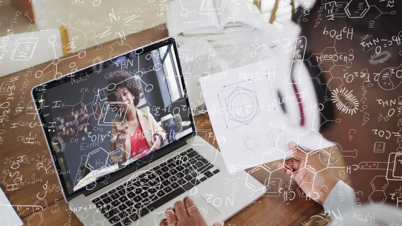 animación de ecuaciones maremáticas sobre diversas personas de negocios que tienen una videollamada