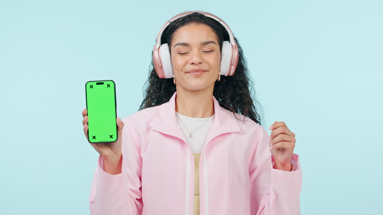 Donna felice, telefono e ballo con green screen