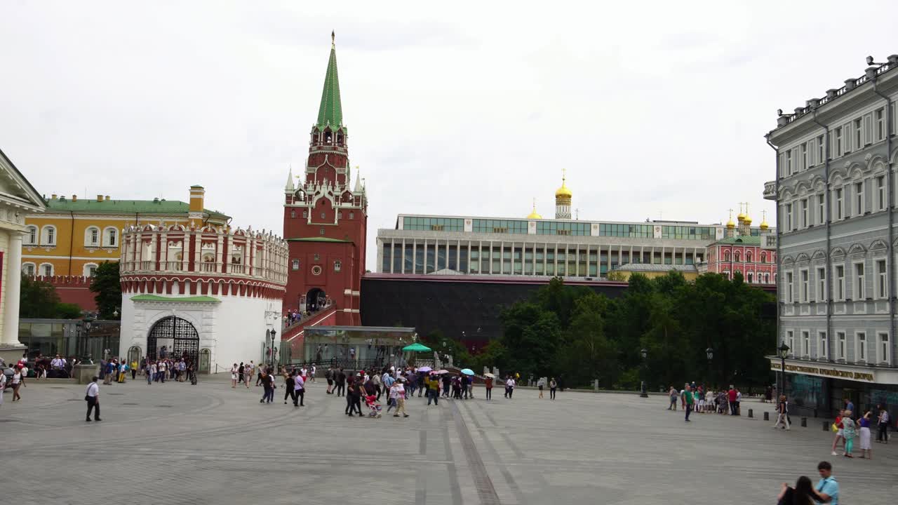 Plaza del Kremlin de Moscú frente a la Torre Troitskaya en Rusia