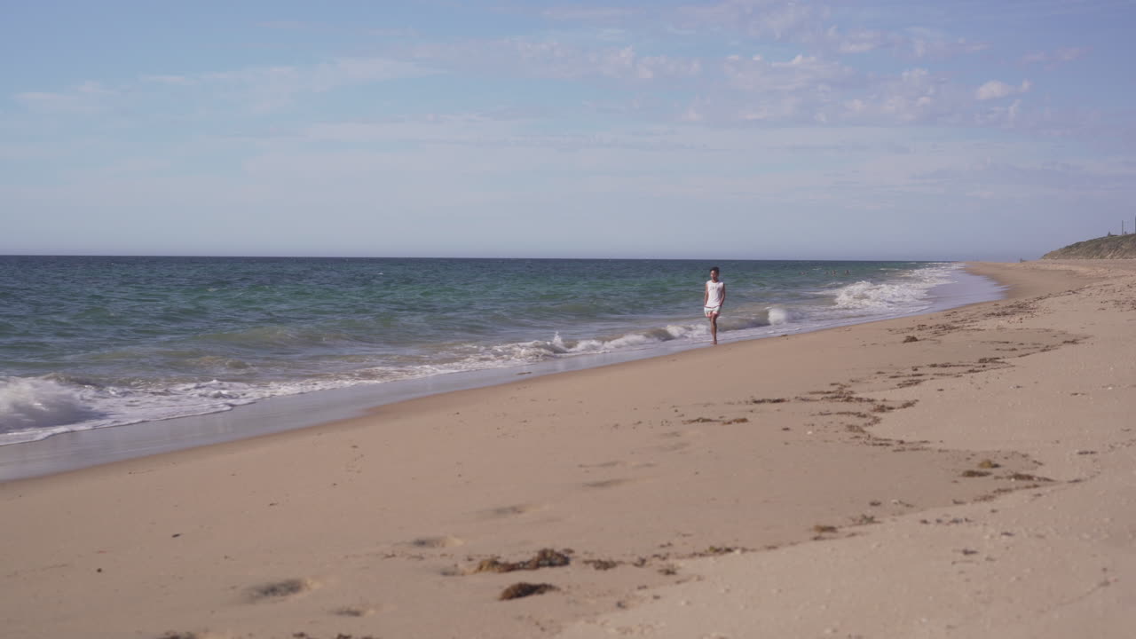 오스트레일리아 버리 의 해변 을 고 있는 젊은 남자 - 넓은