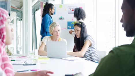 Kreative-Arbeiten-In-Einem-Modernen-Büro