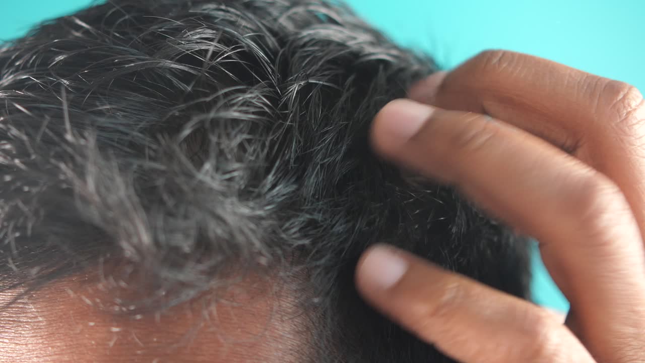 머리카락을 만지는 사람의 클로즈업