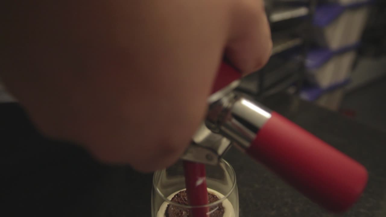 decoración de tartas monoporción con jeringa pastelera