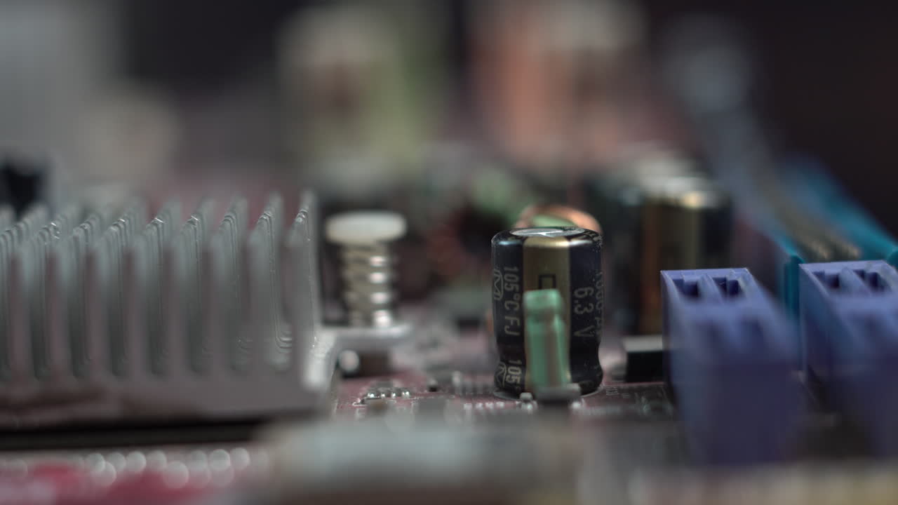 Rifiuti elettronici, primo piano di componenti e connettori della scheda madre del computer
