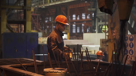 proceso de fundición de metales en una fundición