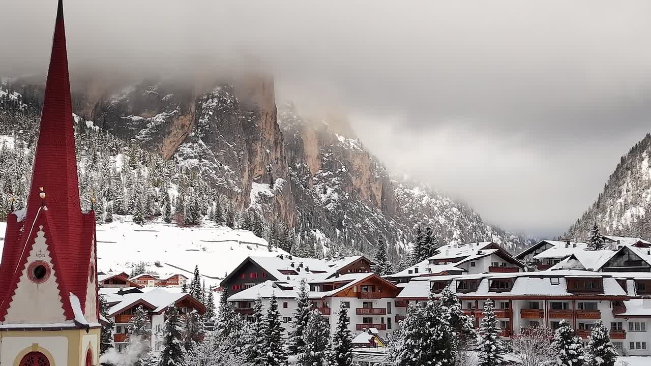 Montagne e villaggio sulle Alpi durante l'inverno in Italia