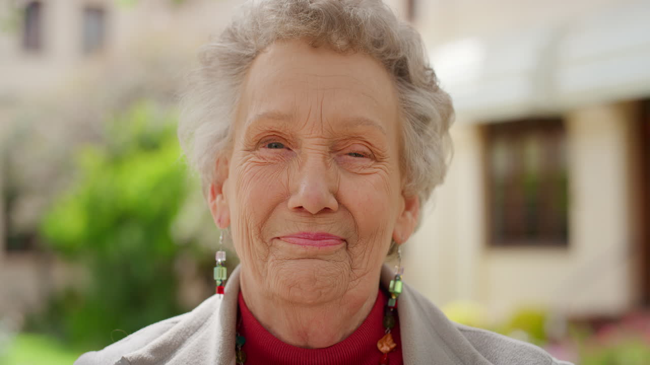 Sorriso, all'aperto e ritratto di una donna anziana