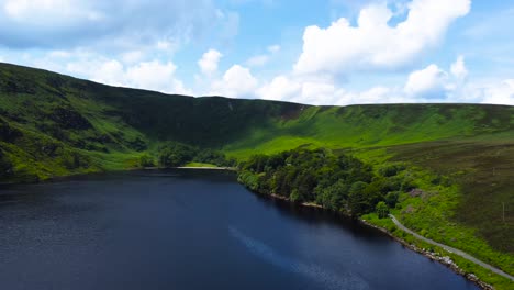 tomada aérea en órbita de un lago de montaña remoto en las montañas de irlanda