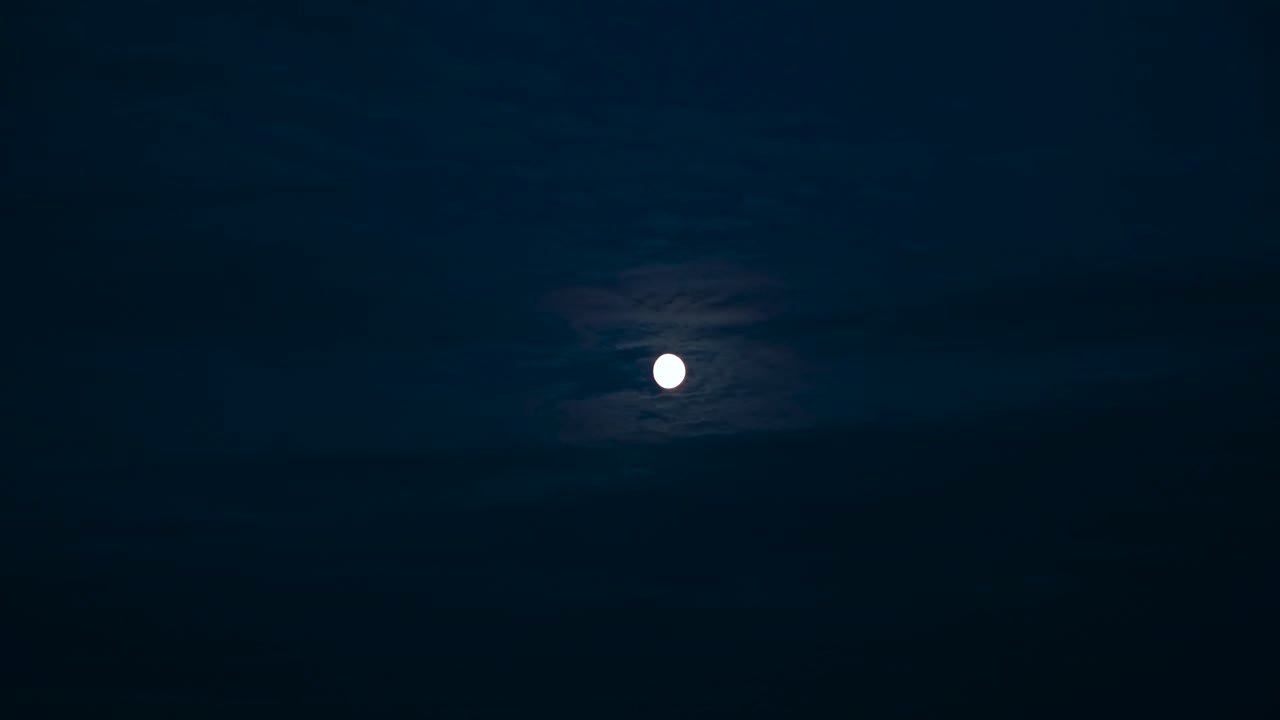 Luna parzialmente coperta dalle nuvole