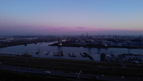 Extenso-Puerto-De-Maasvlakte-En-Rotterdam-Al-Atardecer