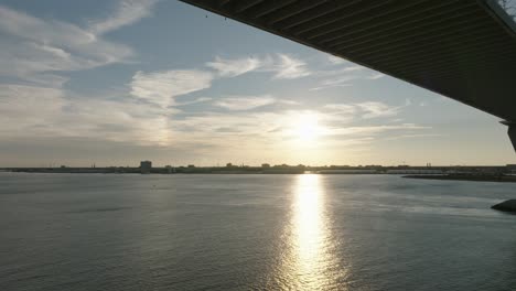 Toma-De-Drone-De-Puesta-De-Sol-Debajo-Del-Puente,-Ravenel-En-Charleston-Sc