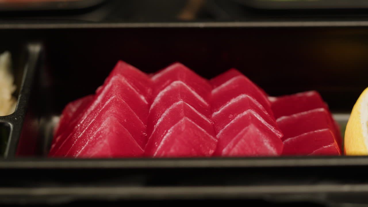 sashimi de atún en una caja para llevar