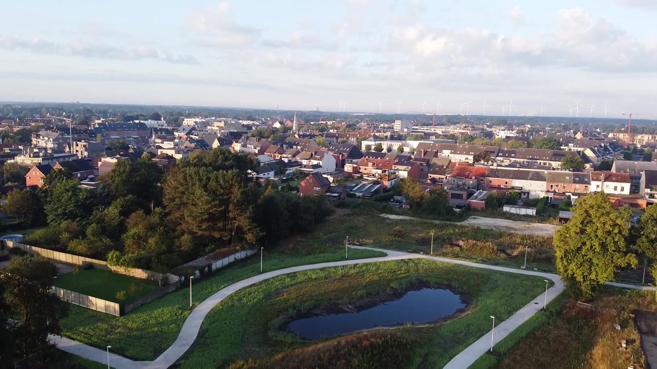 Vista aérea acima de um novo canteiro de obras para edifícios de apartamentos em Lommel, Bélgica