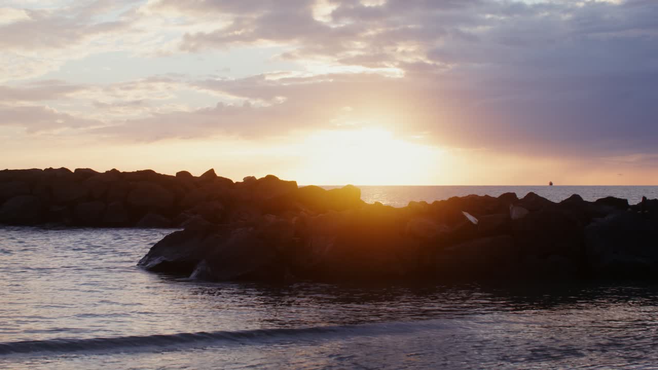 puesta de sol sobre las rocas y el océano