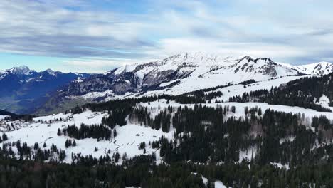 Toma-Hacia-Atrás-Del-Magnífico-Paisaje-De-Arvenbüel-Cubierto-De-Nieve-En-Amden,-Suiza.