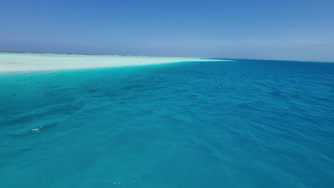 Herrliches-Türkisblaues-Meerwasser-Führt-Hinauf-Zum-Weißen-Sandstrand