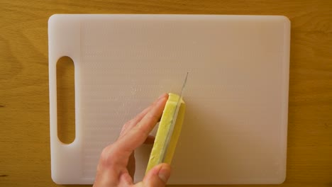 테이블 보드에 치즈를 절단