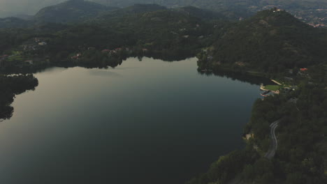 Wunderschöne-Spiegelungen-Des-Sirio-Sees-In-Ivrea