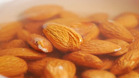 almendras en remojo en agua