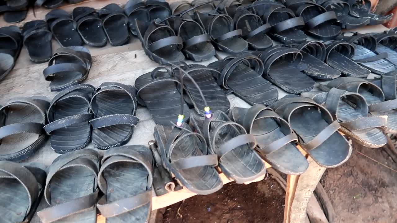 chanclas tradicionales hechas con neumáticos de ruedas de coche, cultura africana