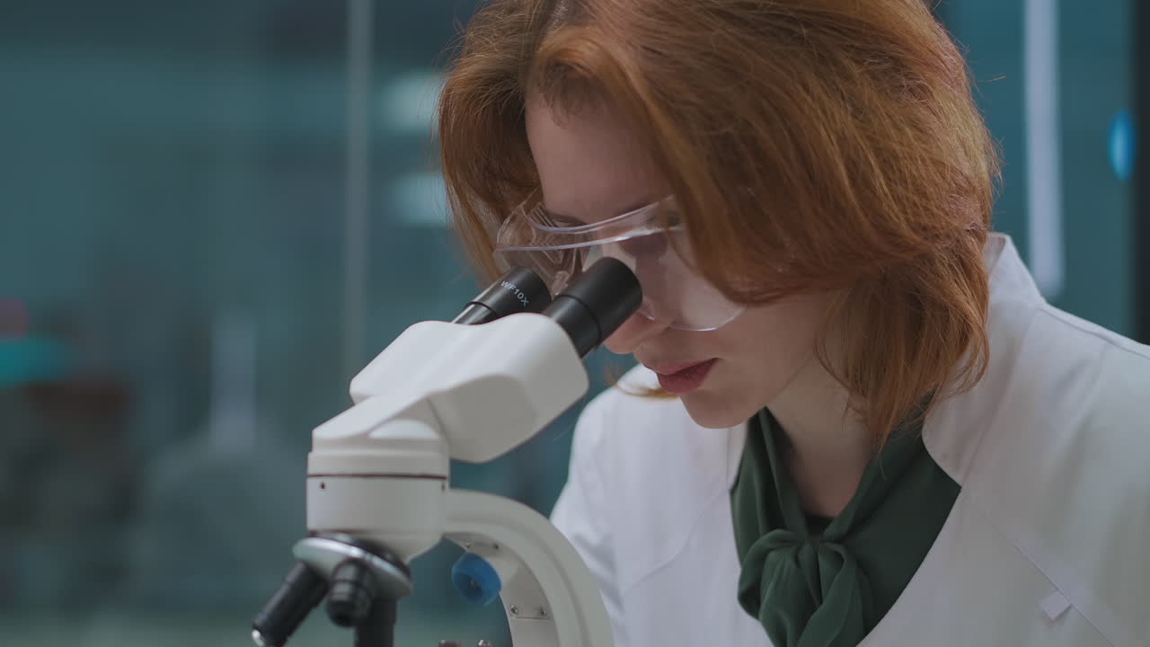 laboratorio médico en el hospital la doctora está investigando el análisis de pacientes por microscopio laboratorio de diagnóstico departamento de oncología y microbiología
