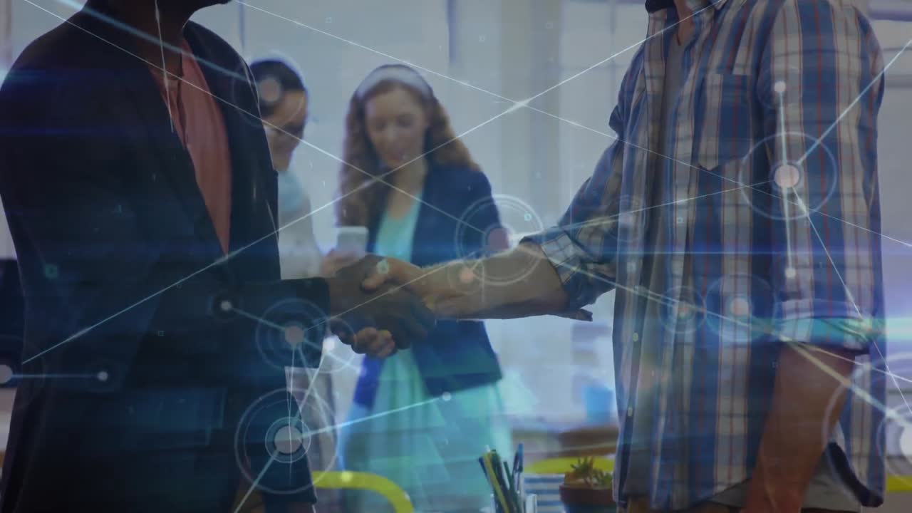 animación de redes de conexiones a través de diversas personas de negocios que se dan la mano.