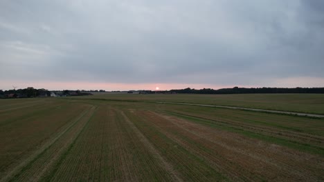 Drone-Dolly-Avanzando-Por-Un-Camino-De-Ripio-Hacia-La-Puesta-Del-Sol